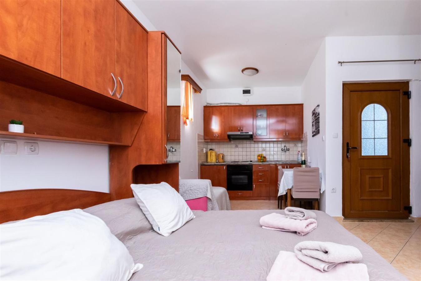 Apartment Dragan i Slavica Lopar Exteriör bild